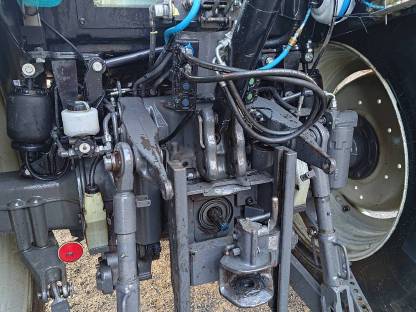 Bild 9:Valtra N103 mit Frontlader