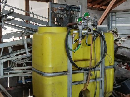 Bild 4:Feldspritze/Wassertank
