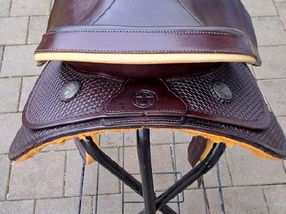 Bild 3:Dunkelbrauner Westernsattel