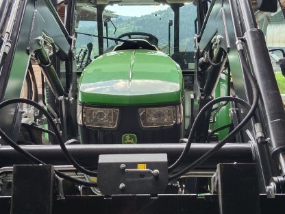Bild 4:John Deere 5058e mit Hauer Frontlader