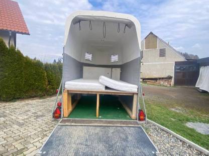 Bild 5:Umgebauter Pferdeanhänger