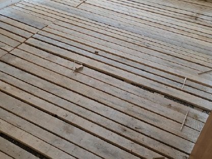 Bild 2:Natur Eichenholzboden, Brennholz Unterkonstruktion