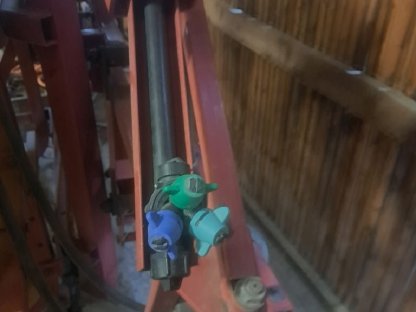 Bild 8:Hardi Feldspritze 12 m Parallelogramm und Höhenverstellung