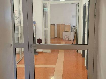 Bild 5:Aluminiumtür mit Oberlicht