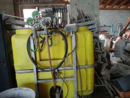 Bild 3:Feldspritze/Wassertank