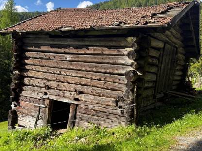 Bild 2:Schupfe, Scheune, Altholz