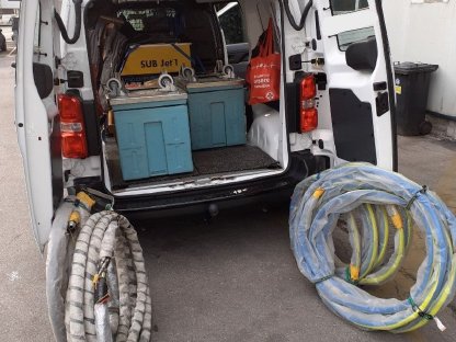 Bild 3:Trockeneisstrahlgerät, Baukompressor, Düsen, Schläuche