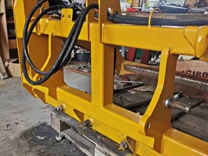 Bild 2:Mammut Siloballenzange