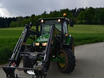 Bild 6:John Deere 5058e mit Hauer Frontlader