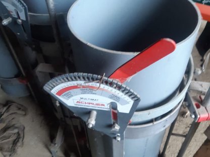 4 neuwertige Schauer Futterautomaten zu je 200 Euro