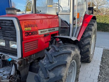 Bild 2:Traktor MF 3065
