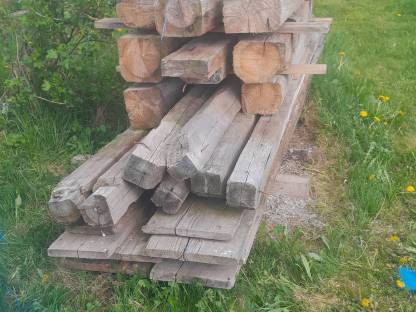 Bild 2:Handgehacktes Altholz