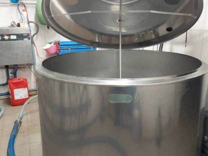 Bild 2:Rohrmelkanlage und Milchtank