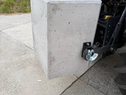 Bild 3:Traktor Front- / Heckgewicht ca. 680 kg, KAT. 2