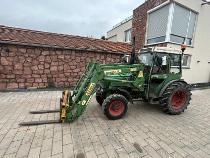 Fendt 270V Traktor mit schmalen Ketten und Stoll Frontlader