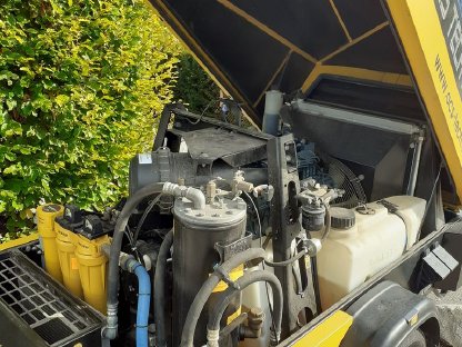 Bild 4:Trockeneisstrahlgerät, Baukompressor, Düsen, Schläuche