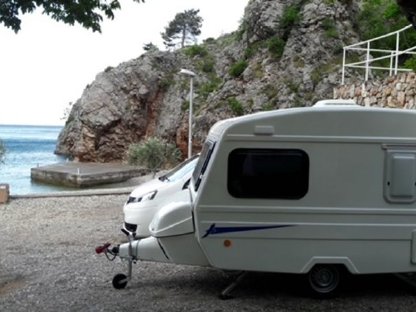 Leichter Kleinwohnwagen mit Längsbetten und Moover