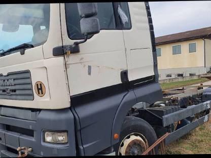 Bild 3:MAN TGA für Ersatzteile, mit WAP Aufbau Umbau als Anhänger