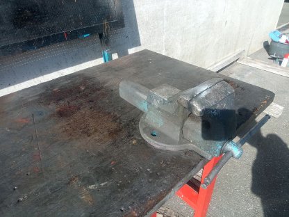 Bild 4:Werkbank Werktisch mit großem Schraubstock