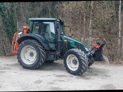 Valtra N103 mit Frontlader