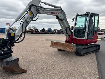 Takeuchi TB260 mit Schaufeln