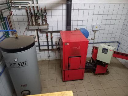 49 kW Hackschnitzelheizung mit Pufferspeicher