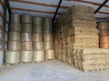 Bild 2:Heu Rundballen und Quaderballen