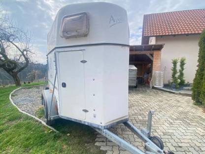 Bild 3:Umgebauter Pferdeanhänger