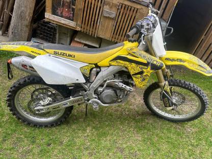 Suzuki RMZ 450 Motocross mit Ausrüstung