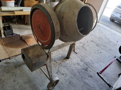 Bild 2:Kreissäge und Betonmischmaschine