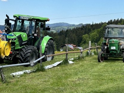 Lohnarbeit, Traktor, Ballentransport, Strohmühle