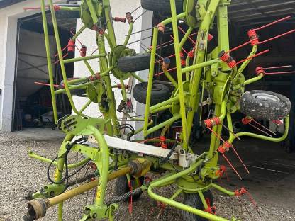 Bild 2:Claas Volto 870