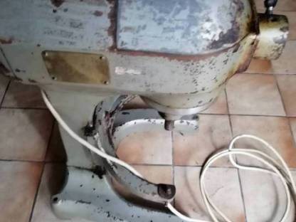 Bild 2:Knetmaschine Hobart mit Zubehör