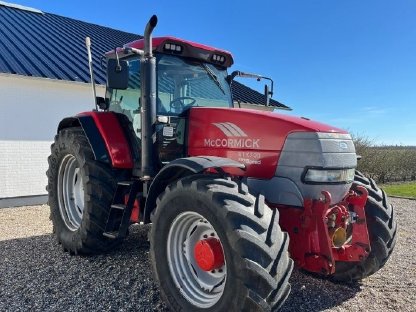 Traktor McCormick XTX200