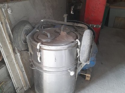 Bild 3:Gebläse und Milchtank