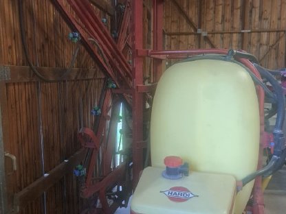 Bild 6:Hardi Feldspritze 12 m Parallelogramm und Höhenverstellung