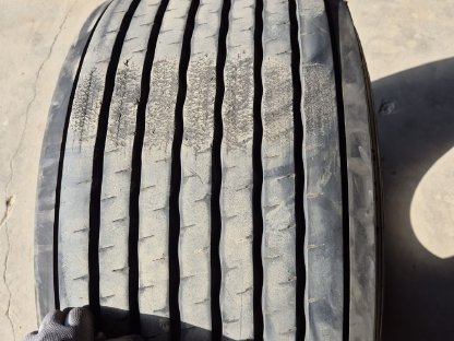 Bild 5:2 x 445/45R19,5 Anhängerreifen