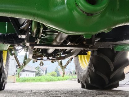 Bild 3:John Deere 5058e mit Hauer Frontlader