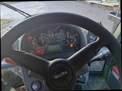 Bild 7:Valtra N103 mit Frontlader