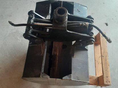 Bild 9:3-Seiten-Kipper Forstanhänger mit Kran