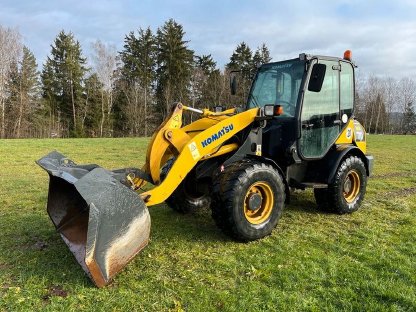 Radlader Komatsu WA 70-5 mit Schaufel und Gabel