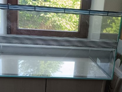Nagarium mit Gitterabdeckung und Zubehör
