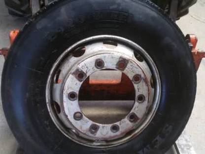 Bild 3:Heugebläse mit Rohren, 2 LKW-Reifen