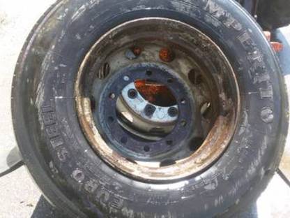 Bild 2:Heugebläse mit Rohren, 2 LKW-Reifen