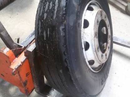 Bild 4:Heugebläse mit Rohren, 2 LKW-Reifen