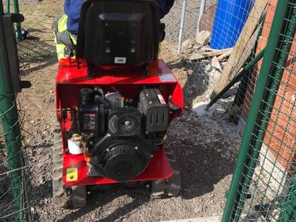 Bild 3:Minibagger, Anhänger und Kippmulde