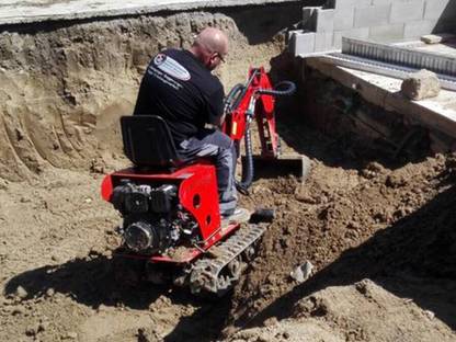 Bild 2:Minibagger, Anhänger und Kippmulde