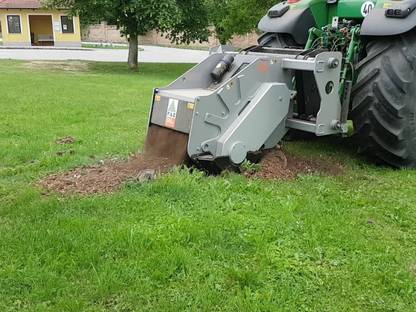 Bild 2:Baumstumpffräsen / Streifenfräsen