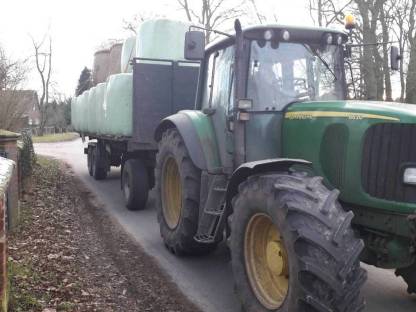 Bild 2:Lohnpressen und Wickeln Heu Stroh Heulage Silage