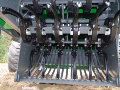 Bild 2:Steinsammler für das Ablesen von Ackersteinen